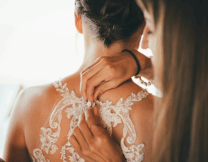 Mehr über den Artikel erfahren Die häufigsten Anpassungen bei Brautkleidern – und warum sie wichtig sind