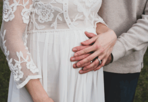 Mehr über den Artikel erfahren Perfektes Brautkleid trotz Babybauch – Schwanger im Brautkleid