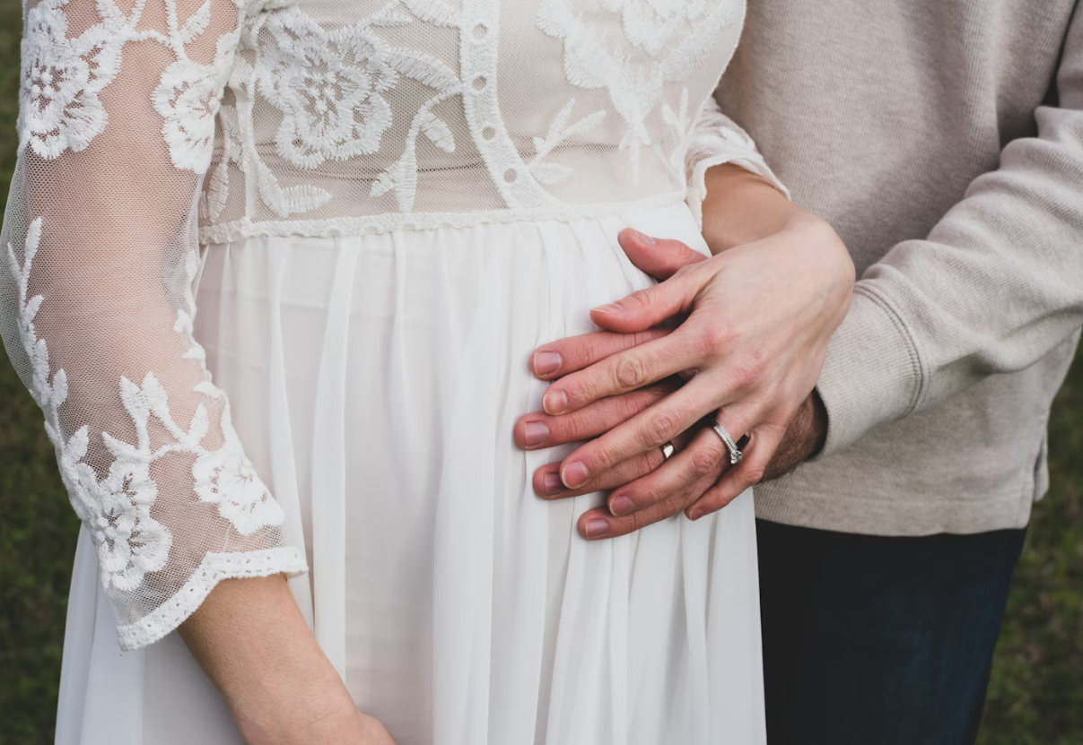 Du betrachtest gerade Perfektes Brautkleid trotz Babybauch – Schwanger im Brautkleid